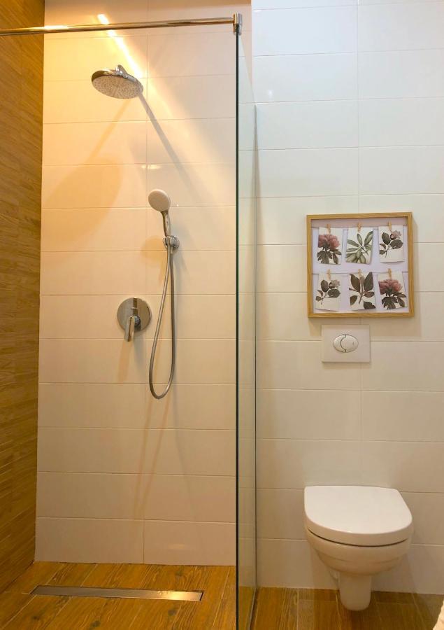 Centrally Located Apartment Overlooking Vermanes Park Рига Экстерьер фото