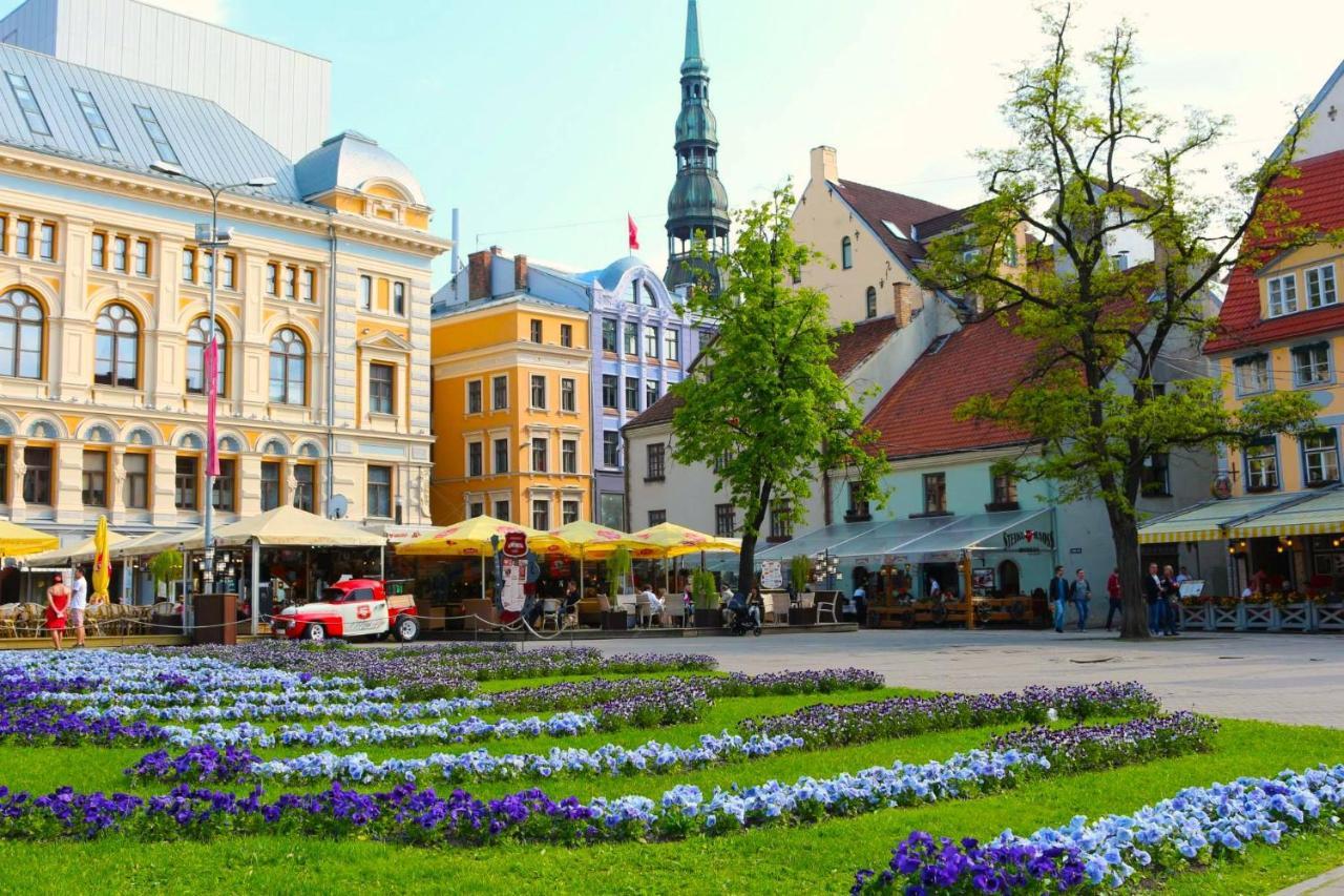 Centrally Located Apartment Overlooking Vermanes Park Рига Экстерьер фото